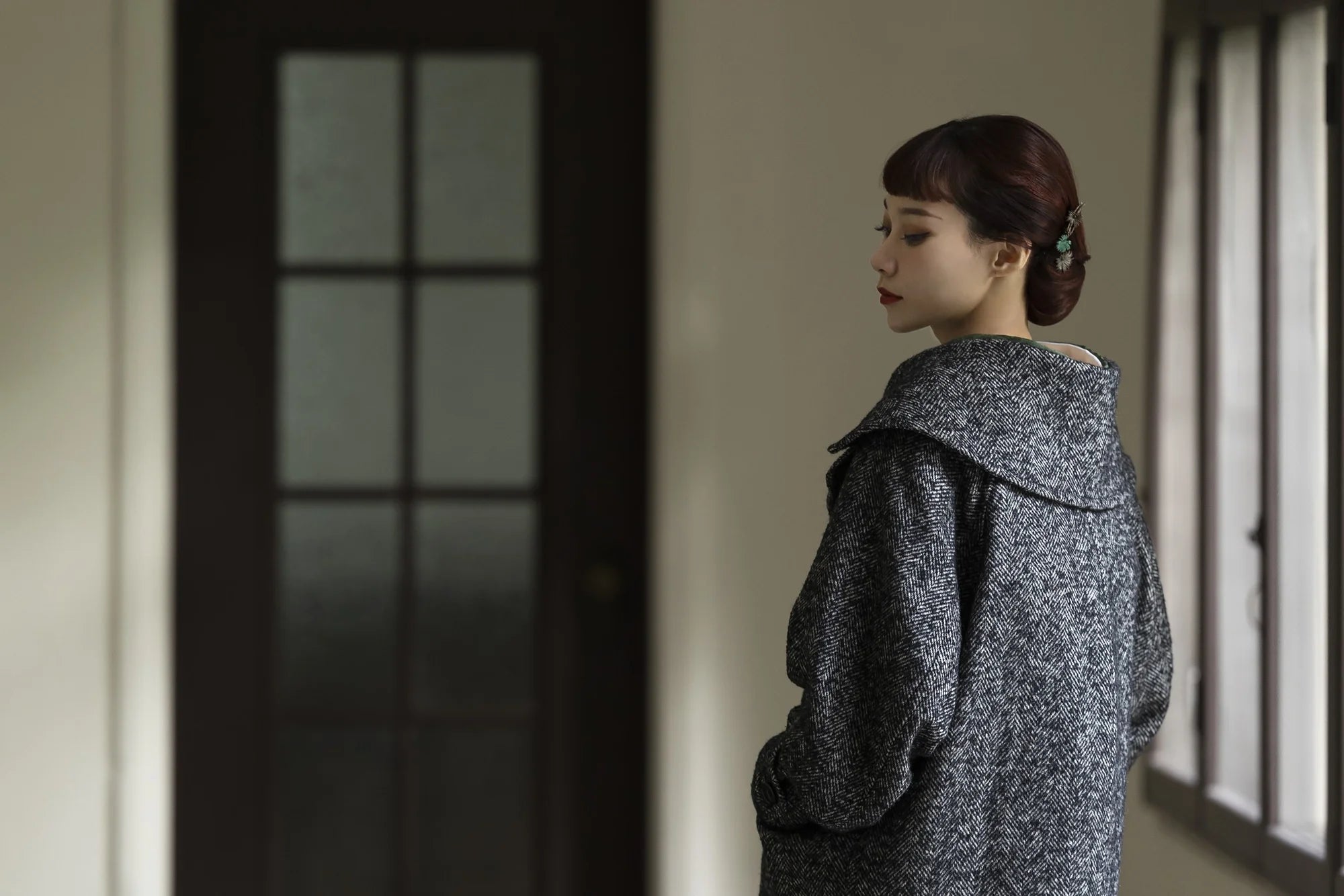 グレーのduo coatを纏う、振り返った着姿